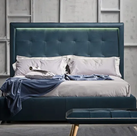 Letto dal design classico impreziosito dai punti luce LED inseriti nella testiera imbottita e trapuntata Prince di Novaluna
