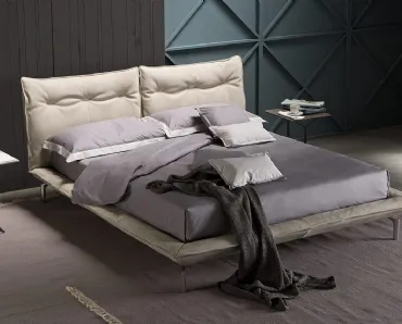Letto di design in pelle con testiera imbottita caratterizzato da dettagli in metallo specchiato Rem di Novaluna