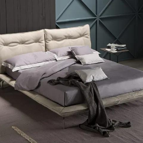 Letto di design in pelle con testiera imbottita caratterizzato da dettagli in metallo specchiato Rem di Novaluna