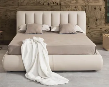Letto in pelle dalle forme morbide con box contenitore e testiera caratterizzata dalle profonde scanalature verticali Roy di Novaluna