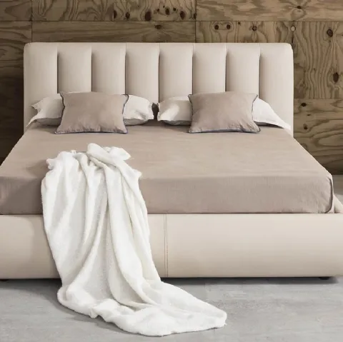 Letto in pelle dalle forme morbide con box contenitore e testiera caratterizzata dalle profonde scanalature verticali Roy di Novaluna