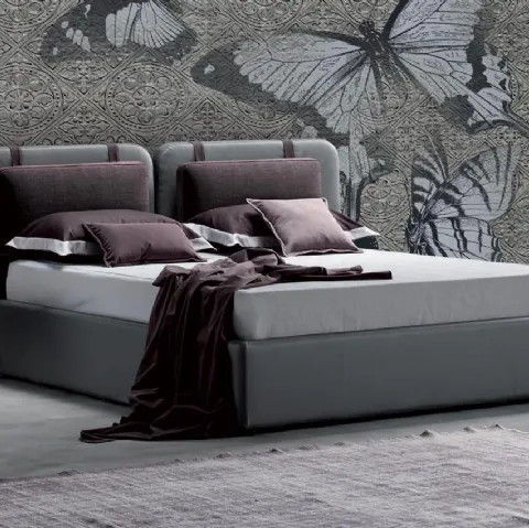 Letto in pelle imbottito con testiera ampia e sdoppiata Sound di Novaluna