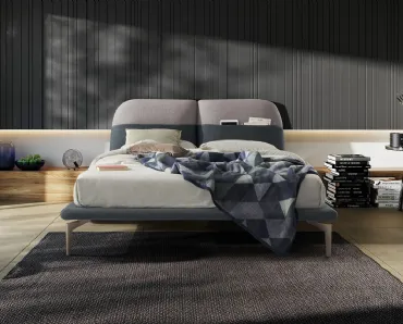 Letto imbottito con testiera con tasca integrata e giroletto basso con piedini in legno Tahiti di Novaluna