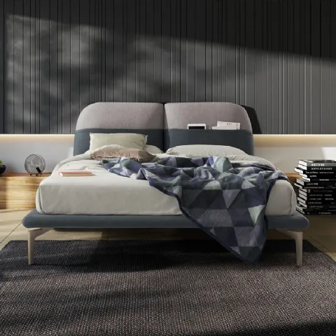 Letto imbottito con testiera con tasca integrata e giroletto basso con piedini in legno Tahiti di Novaluna
