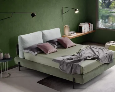 Letto in tessuto con testiera imbottita e box contenitore con piedi in metallo Thesis di Novaluna
