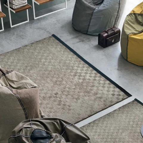 Poltroncina Sacco Comodo rivestito in tessuto con comoda maniglia per spostarlo di Tomasella