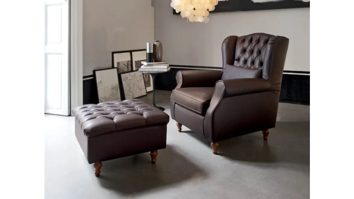 Poltrona classica rivestita in pelle con piedi in legno Vanessa di Rigosalotti