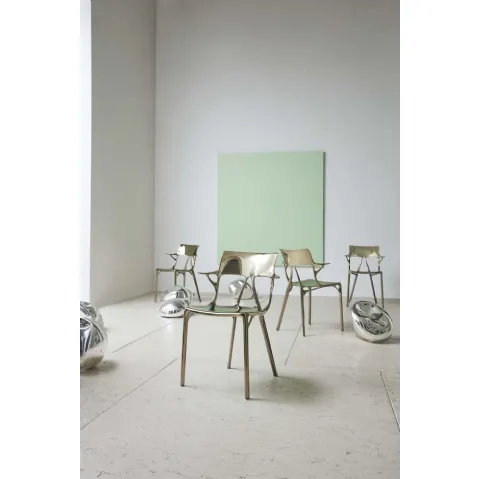 Sedia A-I-Metal in tecnopolimero termoplastico riciclato con carica minerale e metallizzato di Kartell