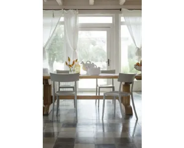 Sedia impilabile Catwalk Mat in tecnopolimero termoplastico riciclato con carica minerale e trattamento soft touch di Kartell