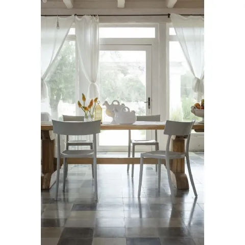 Sedia impilabile Catwalk Mat in tecnopolimero termoplastico riciclato con carica minerale e trattamento soft touch di Kartell