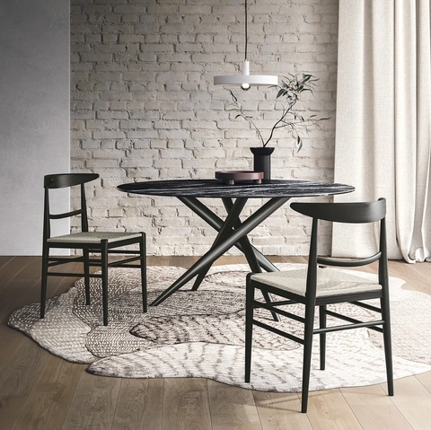 Sedia in frassino tinto carbone e seduta in paglia Louis di Sedit