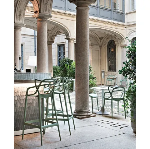 Sgabello Masters Stool in tecnopolimero termoplastico riciclato con carica minerale e trattamento soft touch di Kartell
