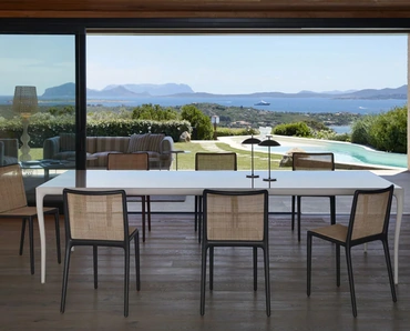 Tavolo Albert in gres porcellanato lucido di Kartell