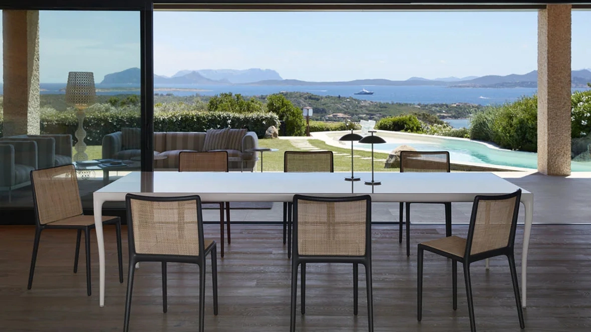 Tavolo Albert in gres porcellanato lucido di Kartell