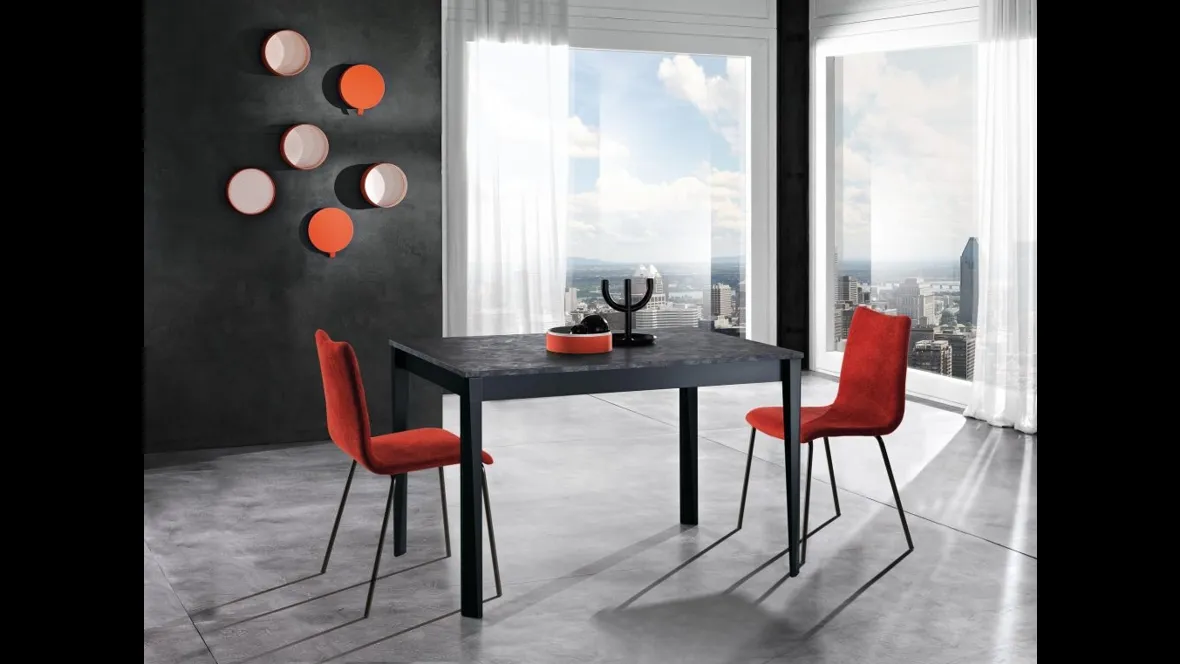 Tavolo da cucina con top in melaminico Cemento antracite e base in legno laccato opaco Otis di MaxHome