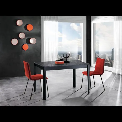 Tavolo da cucina con top in melaminico Cemento antracite e base in legno laccato opaco Otis di MaxHome