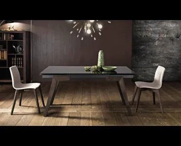 Tavolo allungabile Poppy in vetro fumé con basamento in legno di frassino termocotto di MaxHome
