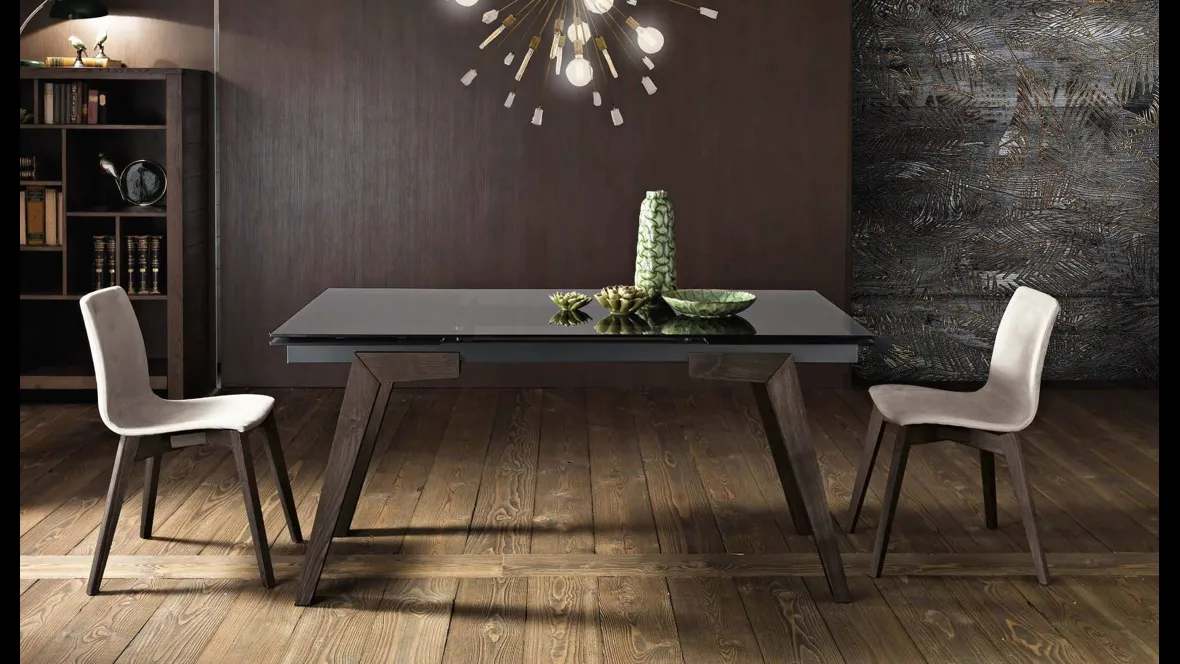 Tavolo allungabile Poppy in vetro fumé con basamento in legno di frassino termocotto di MaxHome