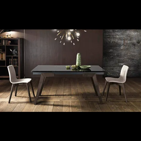 Tavolo allungabile Poppy in vetro fumé con basamento in legno di frassino termocotto di MaxHome