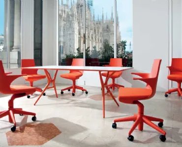 Tavolo Spoon con top in laminato e base in polipropilene di Kartell