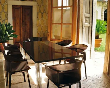 Tavolo Top Top con piano in  vetro e base in plexiglas di Kartell