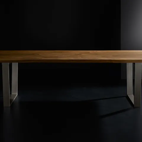 Tavolo Vero Compact Minimal in legno massello con gambe in metallo di Arte Brotto