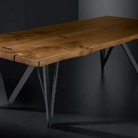 Tavolo Vero Geometrica con top in legno massello e gambe in metallo di Arte Brotto