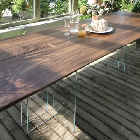 Tavolo Vero T Glass con top in legno massello e base in vetro extra chiaro di Arte Brotto