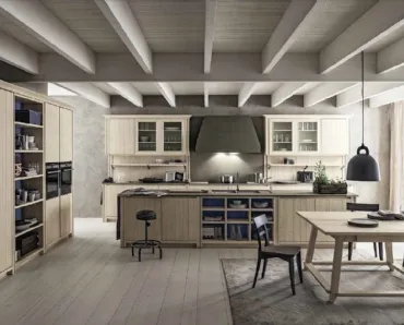 Cucina Classica con isola in legno finitura bianco perla e top in ecocemento finitura fumo Maestrale M01 di Scandola