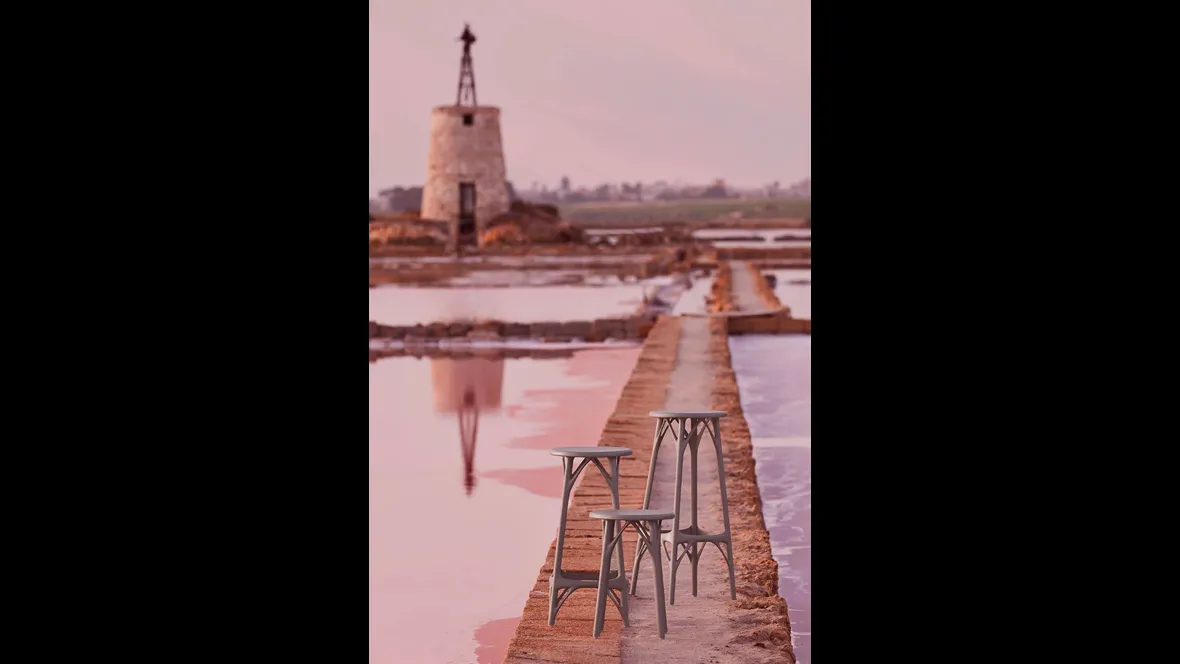 Sgabello AI Stool Light di Kartell