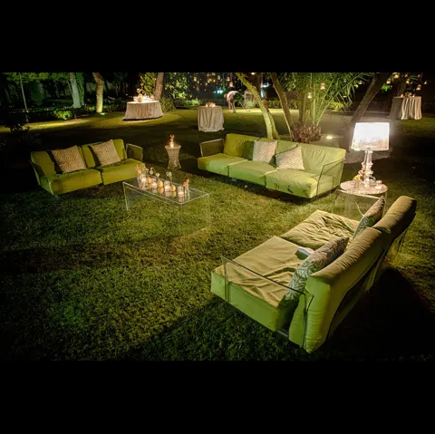 Arredo da esterno Pop Outdoor in finitura trasparente di Kartell
